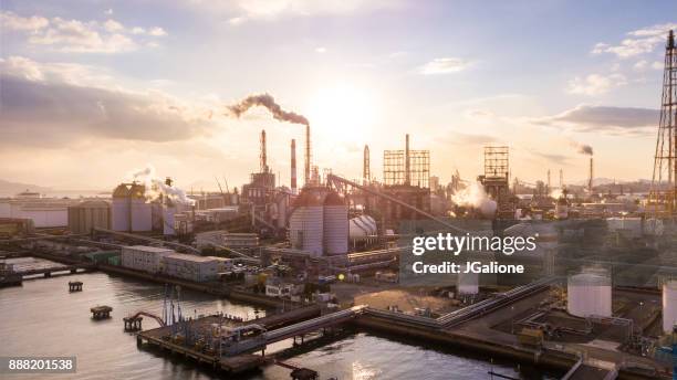 vista aérea de una planta petroquímica japon - oil industry fotografías e imágenes de stock