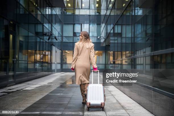 mode en reizen - business woman suitcase stockfoto's en -beelden