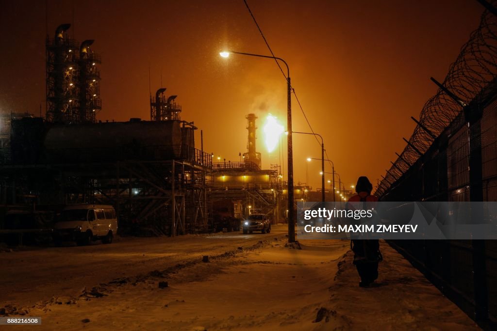 TOPSHOT-RUSSIA-FRANCE-CHINA-ENERGY-GAS-ARCTIC
