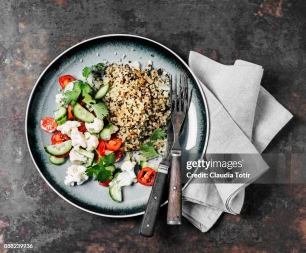 quinoa with fresh salad - quinoa photos et images de collection