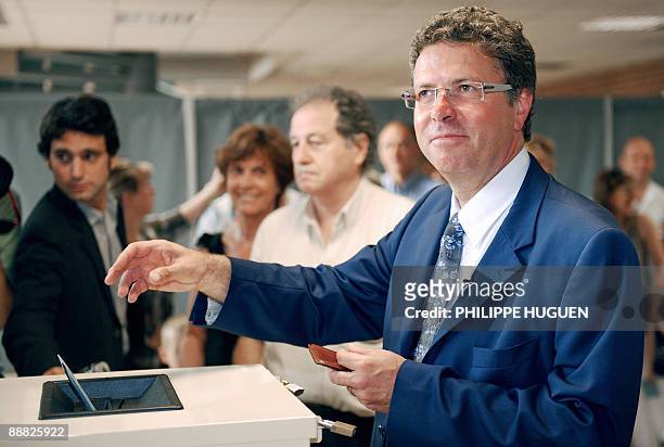 Le candidat Divers-Gauche Daniel Duquenne dépose son bulettin de vote dans l'urne le 05 juillet 2009 à Hénin-Beaumont, à l'occasion du 2e tour des...