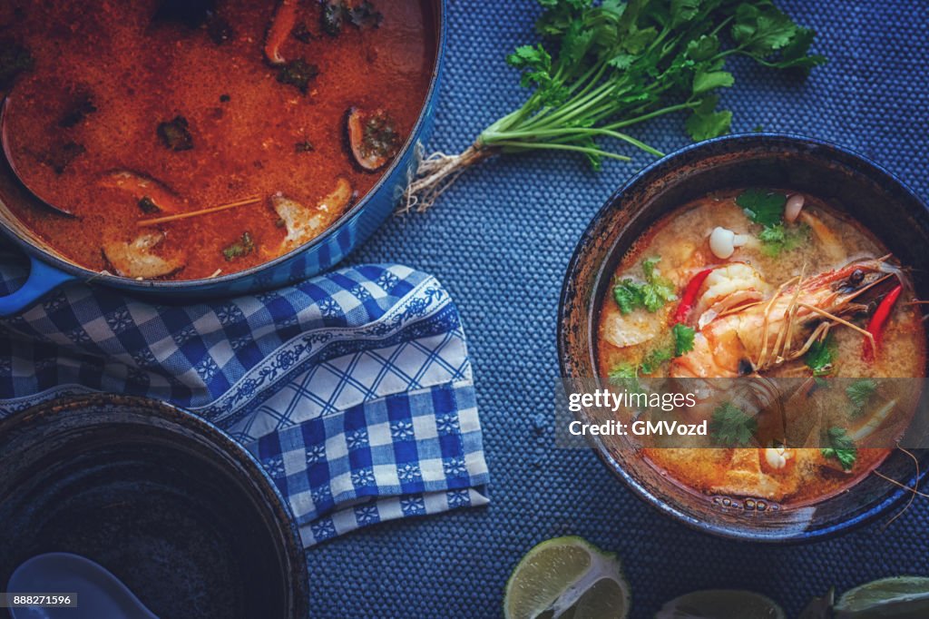 Tom Yum Goong Nam Kon Thai-Suppe mit Garnelen, Enoki-Pilze und frischem Chili