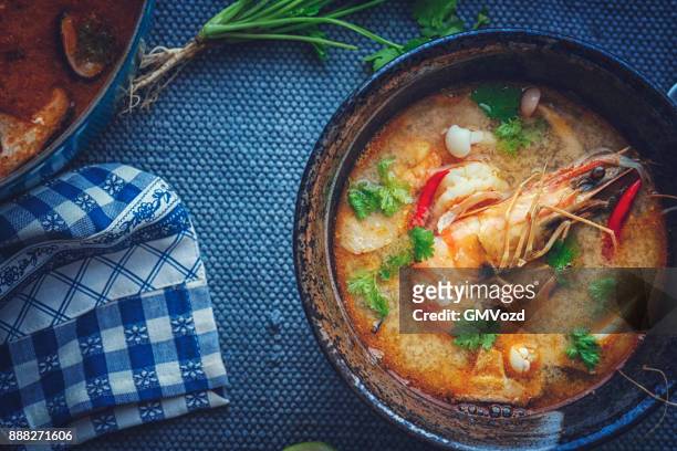 tom yum goong nam kon thai-suppe mit garnelen, enoki-pilze und frischem chili - tom yum suppe stock-fotos und bilder
