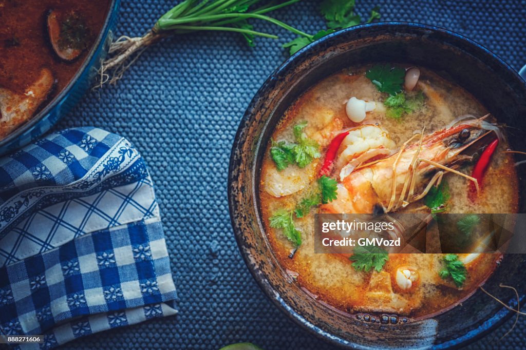 Tom Yum Goong Nam Kon Thaise soep met garnalen, Enoki paddestoelen en verse Chili