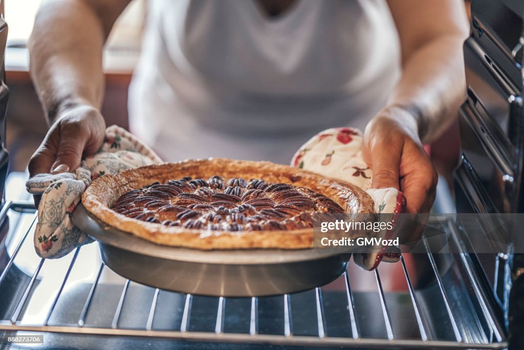 Pecan pastel en el horno de la hornada para vacaciones