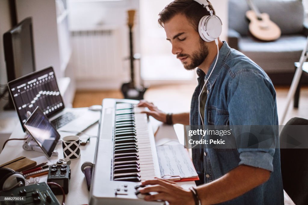 Konzentrierte sich junge Künstler spielen e-Piano