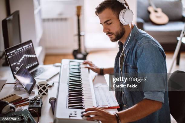enfocado a jóvenes artista tocando el piano eléctrico - the piano guys fotografías e imágenes de stock