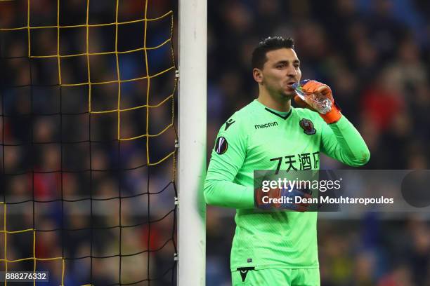 Goalkeeper, Yoan Cardinale of OGC Nice has a drink of water during the UEFA Europa League group K match between Vitesse and OGC Nice at on December...