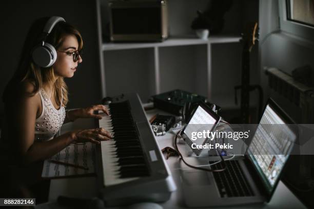 vrouwelijke musiciasn maken muziek - keyboard white stockfoto's en -beelden