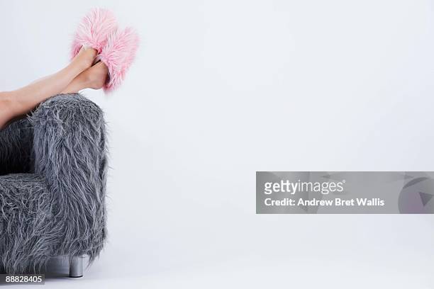 fuzzy slippers and sofa - mujer peluda fotografías e imágenes de stock