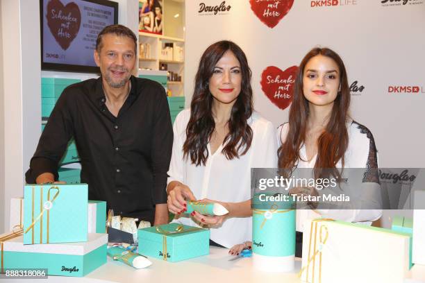 Kai Wiesinger, Bettina Zimmermann and Luise Befort during the X-Mas charity campaign 'Schenken mit Herz' on December 8, 2017 in Hamburg, Germany.