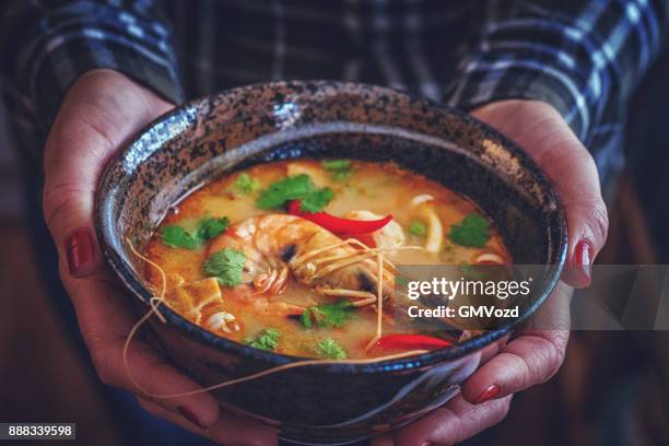 tom yum goong nam kon thai-suppe mit garnelen, enoki-pilze und frischem chili - thailändische küche stock-fotos und bilder