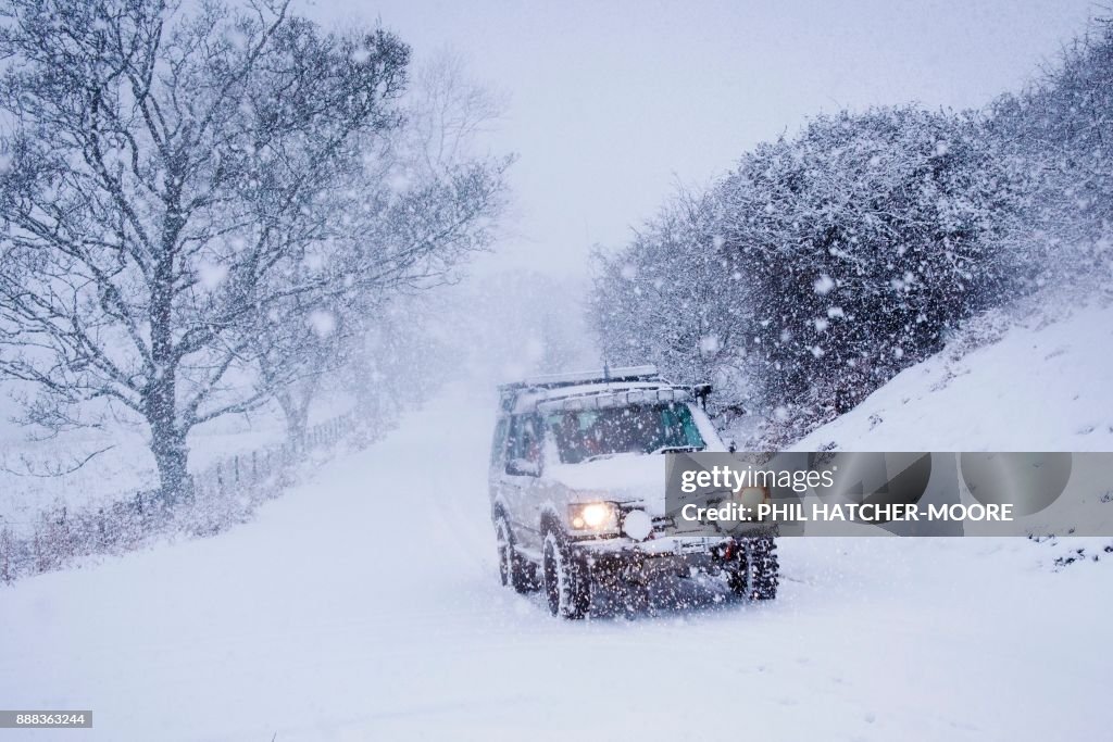 BRITAIN-WEATHER-SNOW
