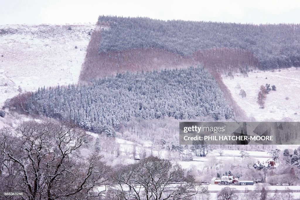 BRITAIN-WEATHER-SNOW