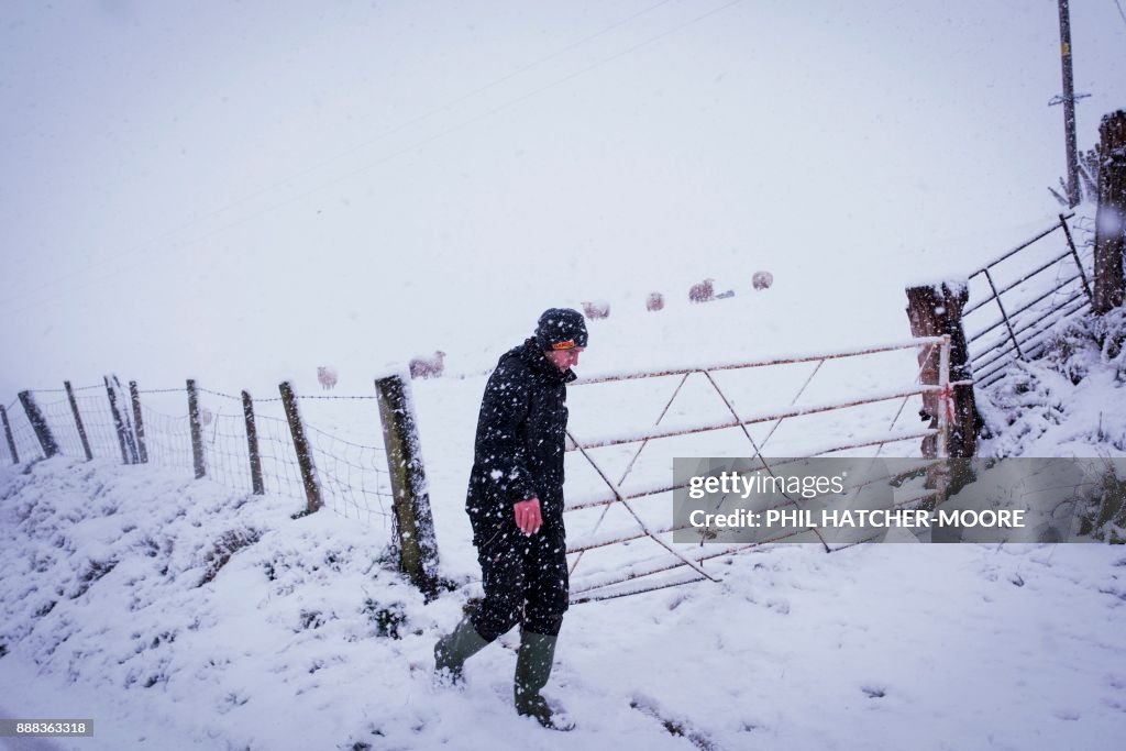 BRITAIN-WEATHER-SNOW