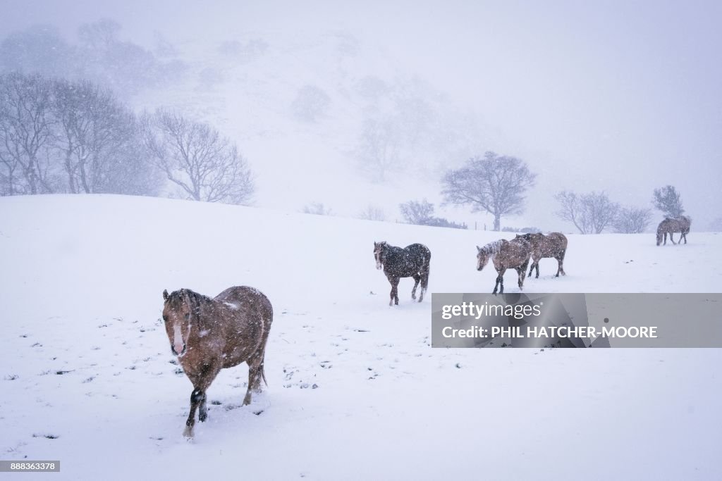 BRITAIN-WEATHER-SNOW