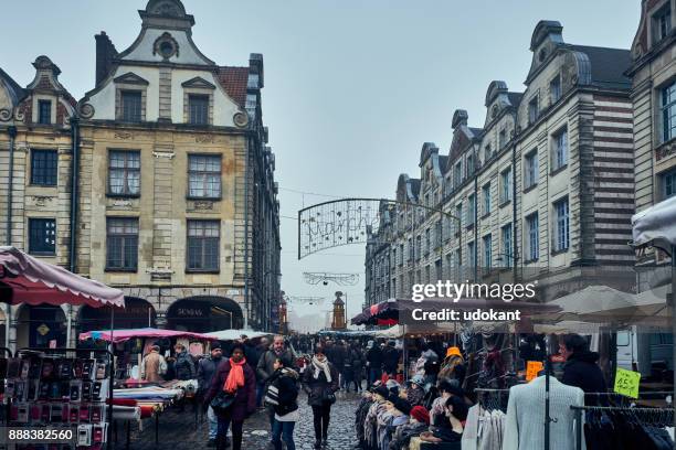 foggy day of december in arras, france. some people do some shopping. - arras imagens e fotografias de stock