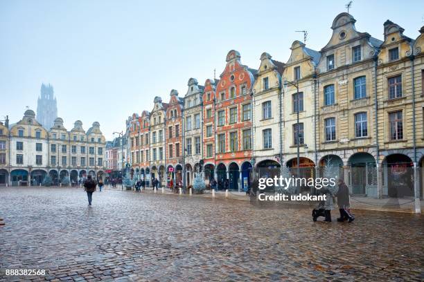 foggy day of december in arras, france. some people do some shopping. - arras imagens e fotografias de stock