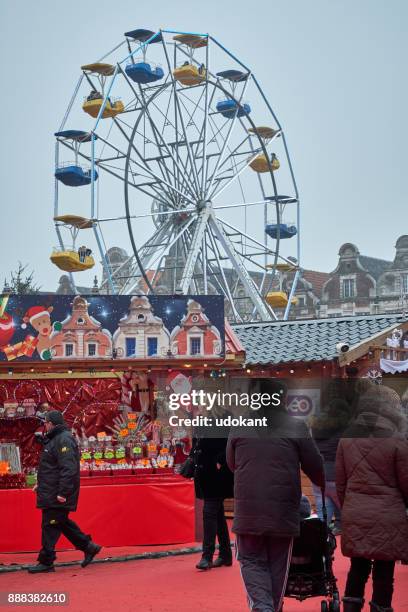 foggy day of december in arras, france. some people do some shopping. - arras imagens e fotografias de stock