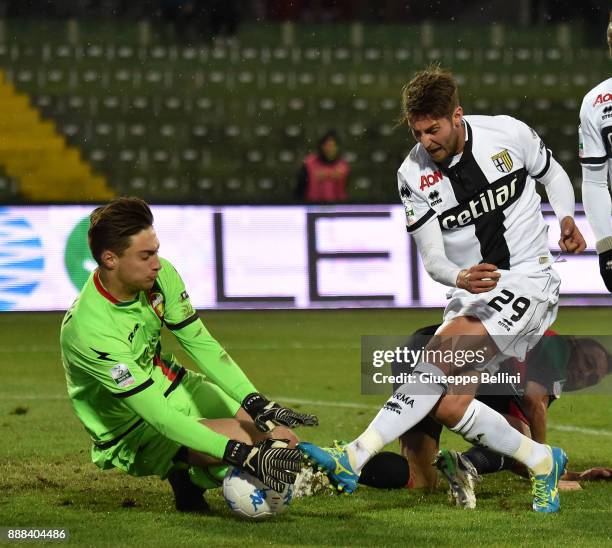 Alessandro Plizzari of Ternana Calcio and Manuel Scavone of Parma Calcio in action during the Serie B match between Ternana Calcio and Parma Calcio...