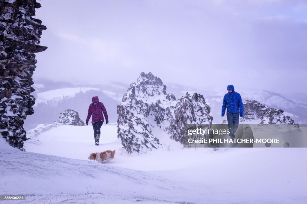 BRITAIN-WEATHER-SNOW
