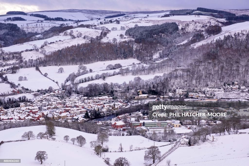 BRITAIN-WEATHER-SNOW