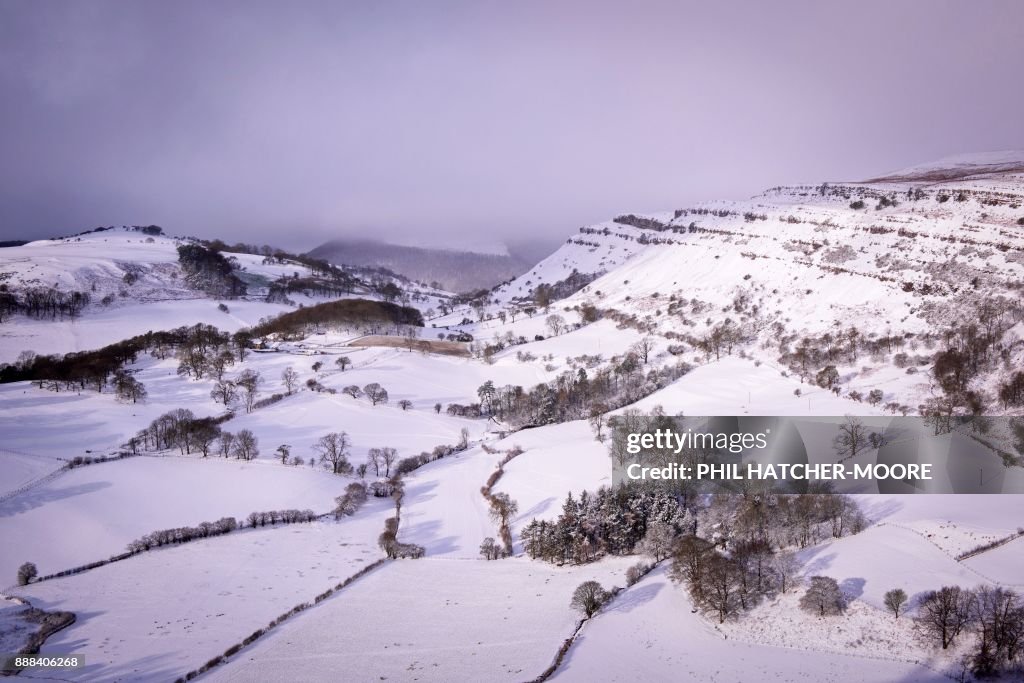 BRITAIN-WEATHER-SNOW