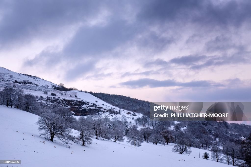 BRITAIN-WEATHER-SNOW