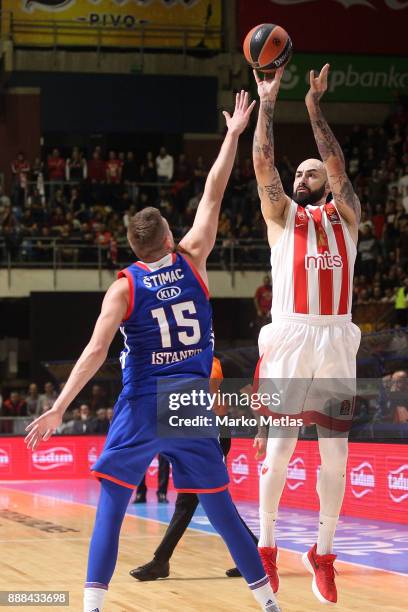 Pero Antic, #12 of Crvena Zvezda mts Belgrade competes with Vladimir Stimac, #15 of Anadolu Efes Istanbul during the 2017/2018 Turkish Airlines...