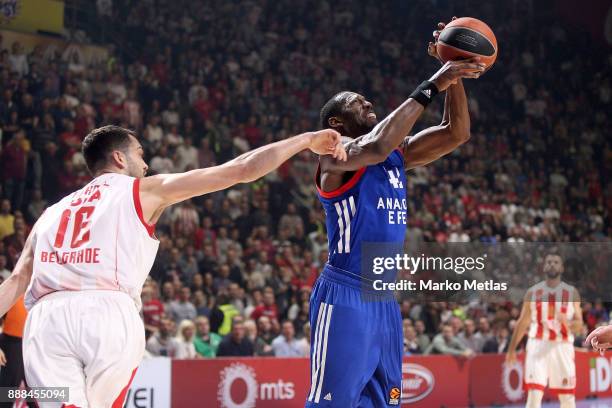 Bryant Dunston, #42 of Anadolu Efes Istanbul competes with Stefan Jankovic, #16 of Crvena Zvezda mts Belgrade during the 2017/2018 Turkish Airlines...