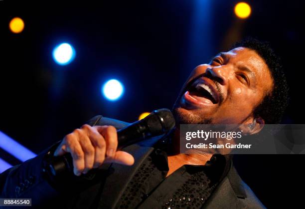 Lionel Richie performs during the 2009 Essence Music Festival at the Louisiana Superdome on July 5, 2009 in New Orleans.