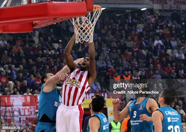 Hollis Thompson, #34 of Olympiacos Piraeus in action during the 2017/2018 Turkish Airlines EuroLeague Regular Season Round 11 game between Olympiacos...