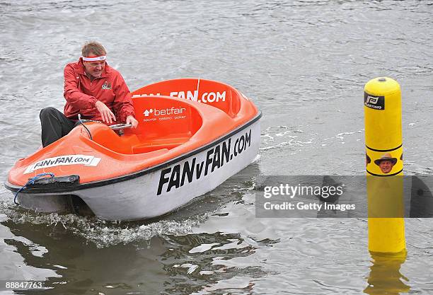 Ashes legend Phil "Tuffers" Tufnell of England steers his way around the Geoffrey Boycott Bouy as he races Jason "Dizzy" Gillespie of Australia...