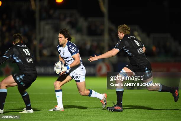 Montpellier's South African centre Jan Serfontein is closed down by Glasgow Warriors' Scottish centre Huw Jones (L0 and Glasgow Warriors' Scottish...