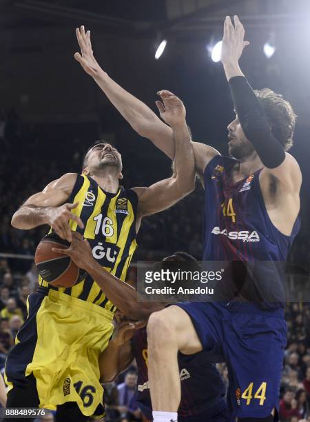 Barcelona's Croatian centre Ante Tomic and Barcelona's US guard Phil Pressey in action against Fenerbahce Dogus Istanbul's Greek guard Kostas Sloukas...