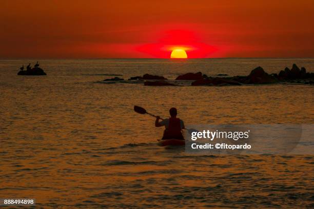 high contrast kayak going toward the sun - kayak k2 foto e immagini stock