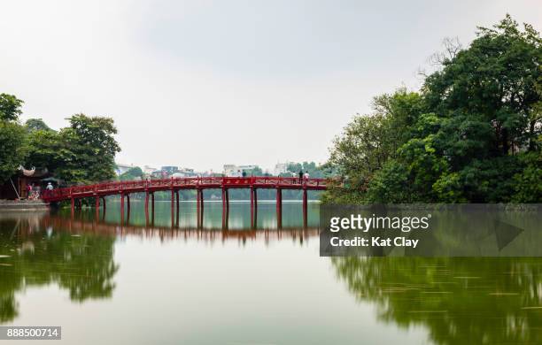 huc bridge at hoan kiem lake - huc bridge stock pictures, royalty-free photos & images