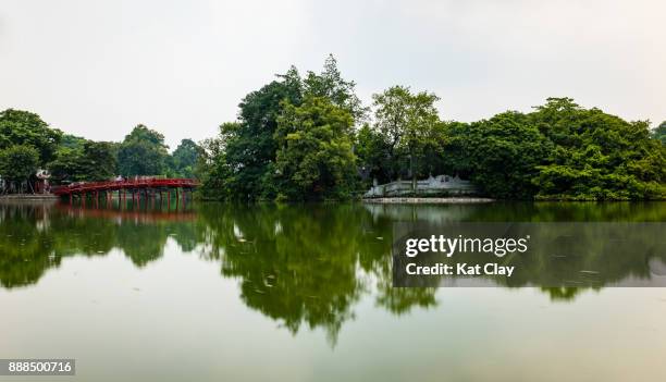 huc bridge at hoan kiem lake - huc bridge stock pictures, royalty-free photos & images