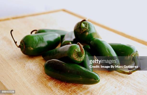 green hot jalapeno peppers - jalapeno stock-fotos und bilder
