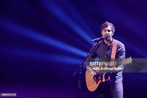 Max Giesinger performs on stage during the German Sustainability Award at Maritim Hotel on December 8, 2017 in Duesseldorf, Germany.