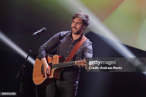 Max Giesinger performs on stage during the German Sustainability Award at Maritim Hotel on December 8, 2017 in Duesseldorf, Germany.