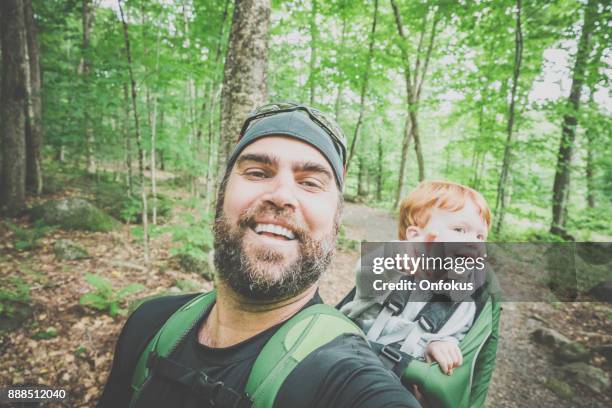 father backpacking hiking with toddler in forest - baby beard imagens e fotografias de stock