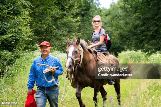 chica adolescente líder de hombre montado en un caballo - parque nacional de abruzzo fotografías e imágenes de stock