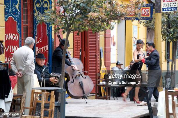 danseurs de tango en argentine caminito - buenos aires photos et images de collection