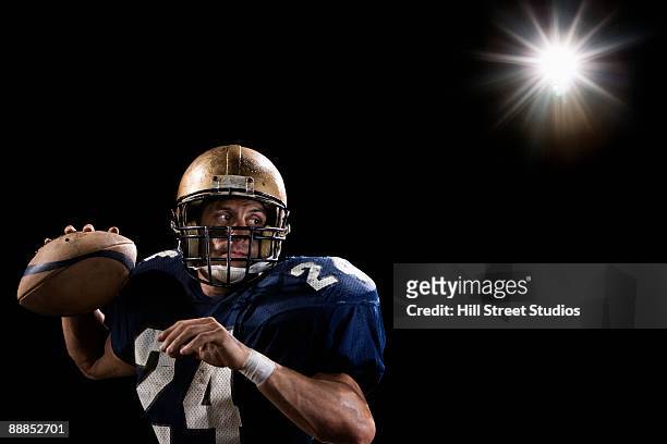 quarterback throwing football - quarterback stockfoto's en -beelden