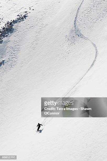 usa, colorado, aspen snowmass, skier skiing on snow - marca de esqui - fotografias e filmes do acervo