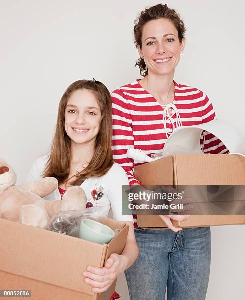 mother and daughter (10-11 years) preparing to moving out, portrait - 30 34 years stock-fotos und bilder