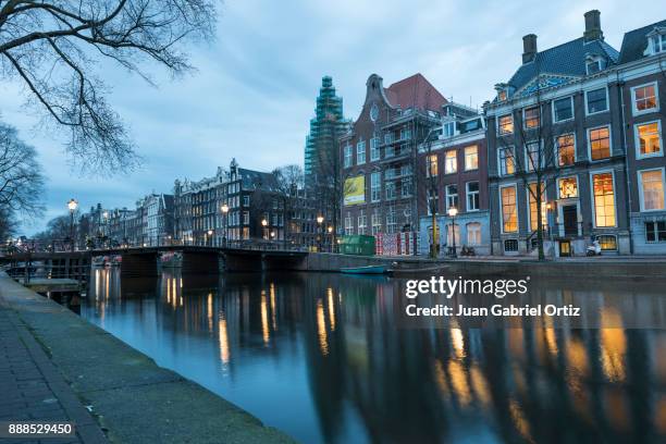 amsterdam street 4 - bicicleta stock-fotos und bilder