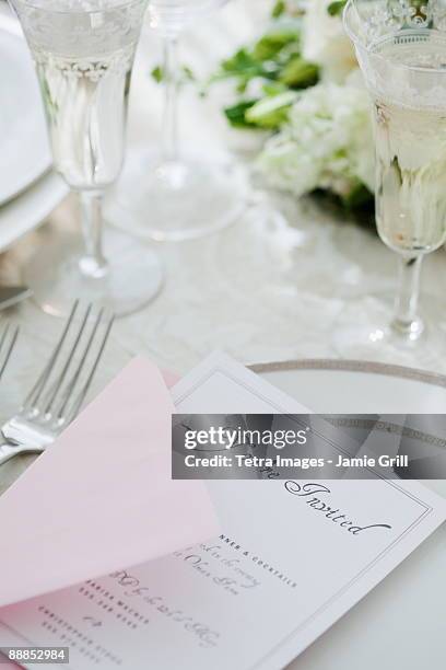 wedding invitation on table setting, studio shot - wedding invitation fotografías e imágenes de stock