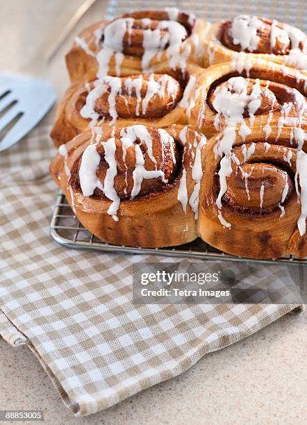 cinnamon buns - bollo dulce fotografías e imágenes de stock